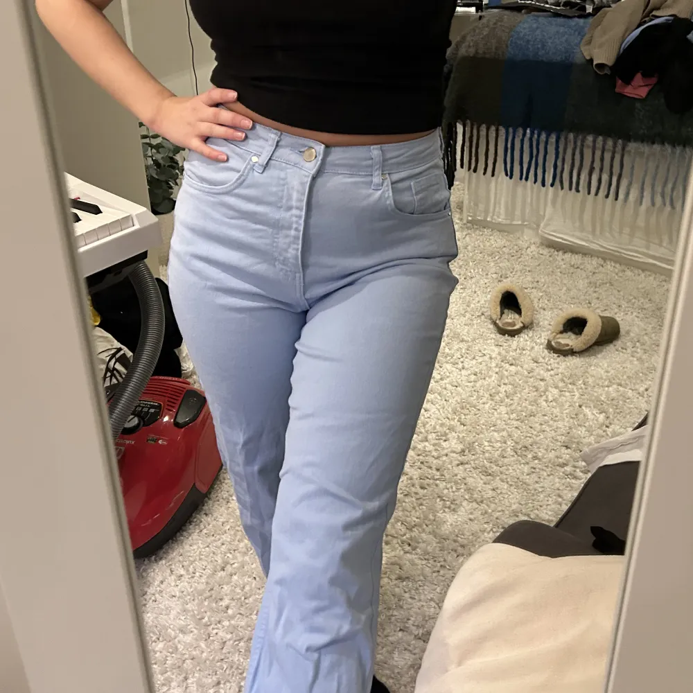 Sköna färgade jeans. Använda få gånger men kan finnas någon fläck vid benen då de går över skorna på mig. Skriv för mer info. Nypris 499 från NA-KD.. Farkut & Housut.