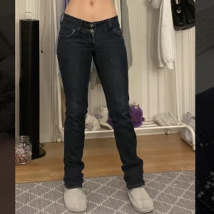 Bik bok jeans - Marinblåa jeans från bikbok med glitter på fickorna.