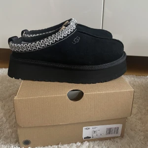 Ugg Tazz storlek 38 - Säljer dessa helt nya oanvända Ugg Tazz i storlek 38 som är helt slutsålda på Ugg och går knappt att få tag på. Köpta på Uggs egen hemsida, kvitto finns. Såå snygga med platform🥰