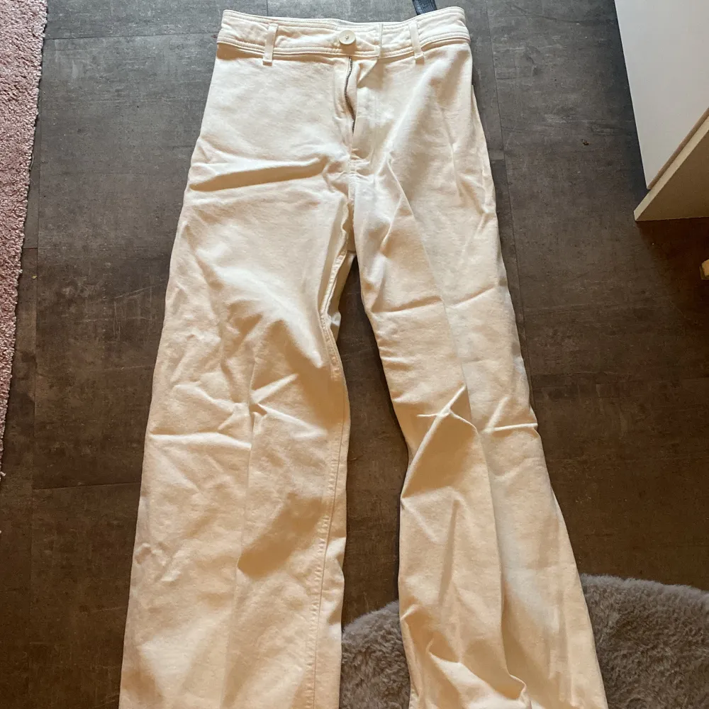 Vida vita jeans från Zara Aldrig andvända  Stl 34/xs. Jeans & Byxor.