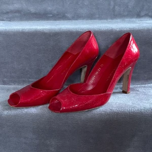 Sacha London - Pumps i rött lack från Sacha London. Mycket gott skick. 