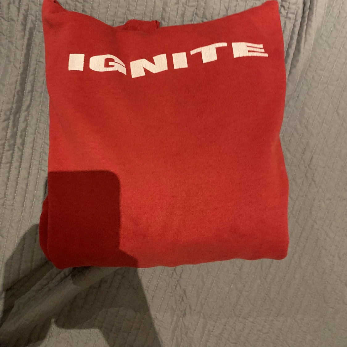 Röd hoodie med tryck  - 91