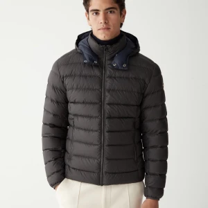 Colmar Jacka herr - Säljer denna galet snygga Colmar jacka i storlek 44 vilket motsvarar xs-s. Den är i begagnat men fint skick, det ända är att ena dragkedjan är utbytt. Nypris ligger runt 5000 och mitt pris är 1100. Byten kan vara intressant om det är i samma prisklass😊