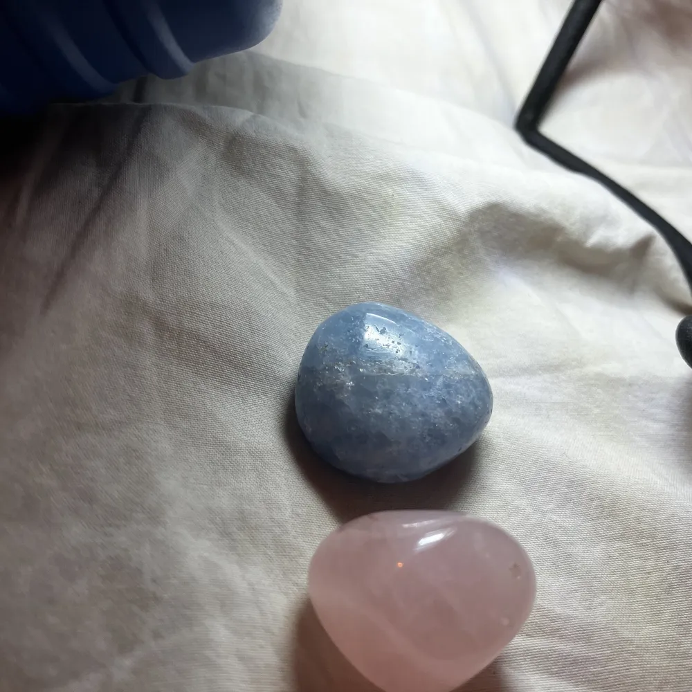 Den blåa kristallen betyder sömn och drömmar, den rosa kärlek, men jag har dem bara som prydnad på mitt sminkbord . Övrigt.