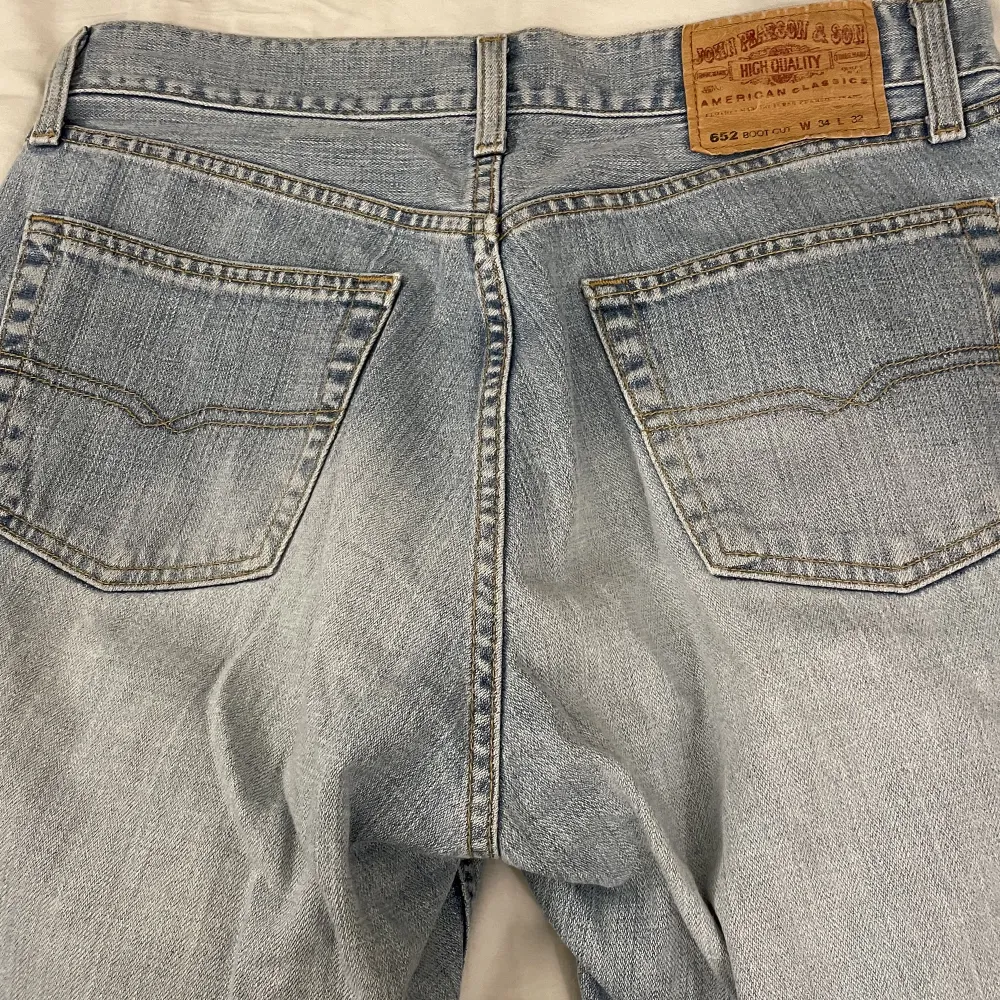 Super snygga Levi’s jeans som är använda med syns inte på de🥰 storlek W 34 L 32💕. Jeans & Byxor.