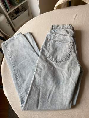 Säljer mina ljusa jeans i strlk 34 från Gina i fint skick🥰 Köparen står för frakt💕