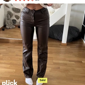 Säljer bruna kostym byxor  - Säljer nu mina bruna kostym byxor för att dom inte är min stil riktigt, köpte dom här på Plick innan OBS!! ( första bilden är lånad) men de är exakt dom ja köpte, använda nån gång bara och fint skick!💗