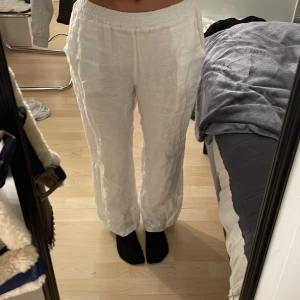 Linnebyxor - Jättefina linnebyxor från Chelsea, säljer då dom inte används längre. Dom är i gott skick. Jag är 158cm till er som undrar. 