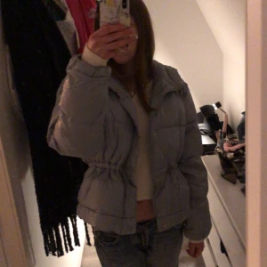 Vinterjacka  - Oanvänd jacka från Gina storlek M prislapp kvar säljer då jag tyckte den va lite stor ljusblå färg 