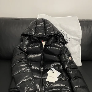 Moncler maya äkta  - Säljer nu en Moncler maya Size 2 äkta i väldigt fint skick. Inga skador eller liknande. Går att scanna på qr kod och nfc tag.   Alla tags och extra knapparna fås självklart med!  Vid fler bilder eller intresse så skriv! Pris kan diskuteras snabbaffär!