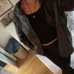 Skinnjacka - Brun oversize skinnjacka. Köpt på marknad i Florens. Den är i använt-slitet skick och säljer därför billigt. Hör av er för fler bilder.🤎