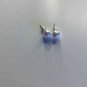 Pärlörhängen  - Oanvända örhängen. Pärlorna är fejk. Köpte för 100 säljer för 70