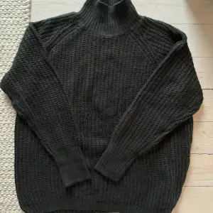 Svart stickad tröja från lager 157 i storlek S. Aldrig använd endast provad