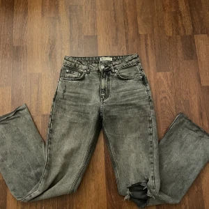 Mid gråa jeans - Super fina Mid gråa jeans från Gina, säljer då de inte används längre❤️