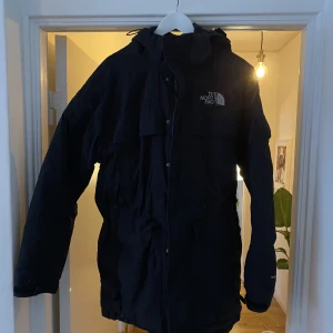 The North Face Jacket- stl L - Säljer min fina North Face jacka i otroligt bra skick. Jackan är i dun och har inga defekter. 
