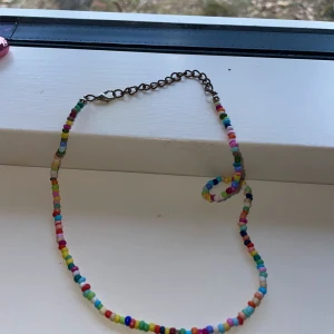 Pärlhalsband  - Pärlhalsband som ej kommer till användning längre, färgglatt!