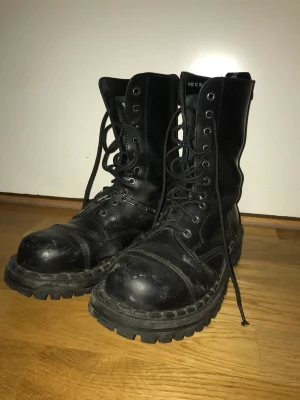 Kängor med stålhätta - Kängor i läder med stålhätta från Altercore, inköpta för 800 kr. Skitsnygga och väldigt bra kvalité, de har mycket kvar att ge. Putsar dem självklart innan de skickas iväg. Har en kedja på vänsterkängan men den tas bort. 