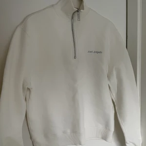 Axel arigato tröja - Vit zip sweatshirt från Axel Arigato. Herr modell. Helt oanvänd. Nypris: 1600kr. Pris är diskuterbart. Hör av dig vid intresse/funderingar🤍