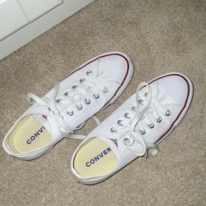 Vita Converse  - Säljer nu mina vita låga converse. Använt fåtal gånger så är i superfint skick. 