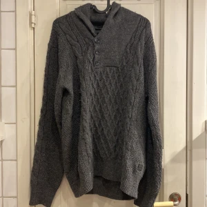 Stickad tröja - Varm stickad tröja med några små hål. Väldigt mysig, kommer inte till användning så därför säljer jag den. Inte alls stickigasts mjuk mot huden