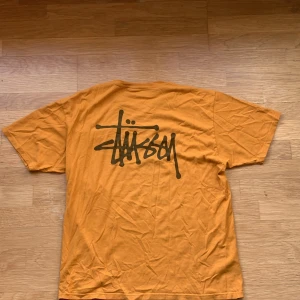 Stussy T-shirt  - Super skön klassisk stussy tee i storlek L