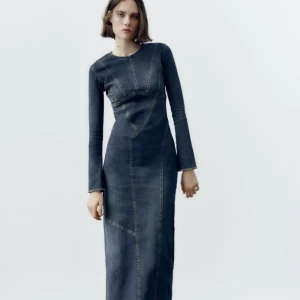 Zara jeansklänning SÖKER! - Söker denna denimklänning från Zara. Har du en liknande får du gärna höra av dig också! ❤️❤️🫶🏻🫶🏻