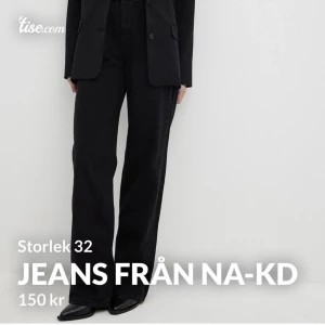 Jeans från NA-KD - Säljer dessa jeansen som är svarta/ gråa i tvätten. Storlek 32. Mid i midjan. Säljer de för 70kr+frakt🤍