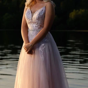 Världens finaste balklänning 🥺🫶🏼 - Min fina balklänning är nu till salu. Pga pandemin kom den aldrig till användning, bortsett från en fotografering. Klänningen är ifrån märket luxuar limited. Ett strassband runt midjan är ditsytt samt extra strass. Den är i storlek 36, men anpassningsbar.