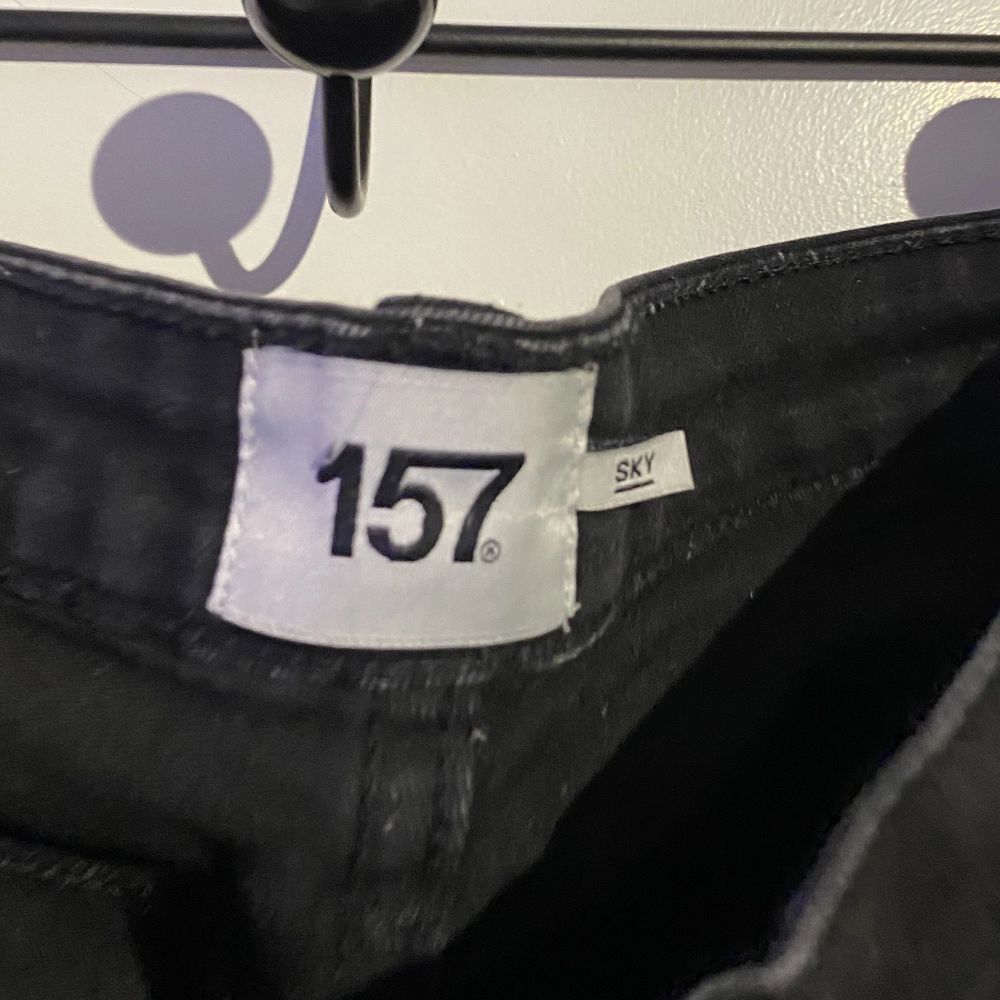 Skinnet jeans med dragkedja längst ner. Svarta strl 34 Lager 157. Jeans & Byxor.
