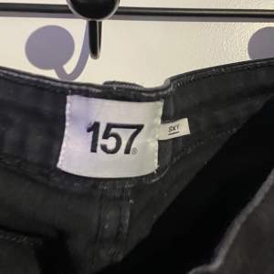 Skinnet jeans med dragkedja längst ner. Svarta strl 34 Lager 157