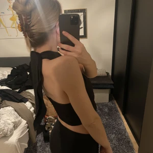 Halterneck topp - Svart halterneck topp som passar perfekt till fest. Storlek M 😊