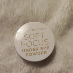 Under eye powder makeup Mekka  - Ett puder för under ögonen i färgen soft pink, ljusar upp under ögonen och ger en vaken blick.  Endast testad. Packar säkert, ansvarar ej för postens slarv. Samfraktar. Kan skickas med frimärke för 18kr i 