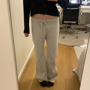 Brandy Melville mjukisbyxor  - Skit snygga gråa lågmidjade mjukisbyxor. Bara provade med lappen fortfarande på. Säljer eftersom att jag råkade få två och man inte kan lämna tillbaka längre. Finns inte att köpa längre. 