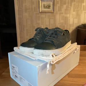 Lanvin  - Lanvins i bra condition. Box och allt innehåll följer med. Svåra att få tag på, pris är självklart förhandlingsbart. Tveka inte att kontakta för frågor. Vill påpeka att sulan är helt ren nu jämförelse med på bilden.
