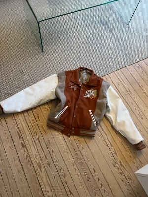 College jacka  - Collage jacka använd ett fåtal gånger 