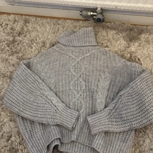 Stickad polotröja från MANGO - Denna är köpt på mango 2019, Fint skick.