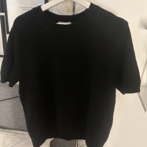 stickad t-shirt - Stickad T-shirt från Hm, passar mig som har s-m i tröjor 🍬