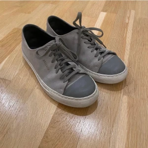 Axel arigato skor - Gråa arigatos i fint skick! Pris kan diskuteras vid snabb affär!💗