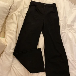 Svarta Kostymbyxor  - Svarta kostymbyxor i mycket bra skick från bershka. Strl 32. Säljer för 140kr + frakt 