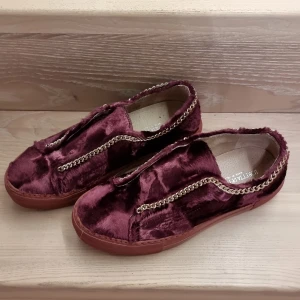 Burgundy trend sneakers gold details - Plush crushed velvet sneakers. Worn 1 time because too small