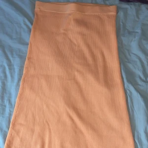 Orange kjol - Jätte fin orange kjol som tyvärr inte kommer till användning. 