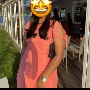 Rosa klänning - Rosa klänning med cutout på armarna🌸🌸💓