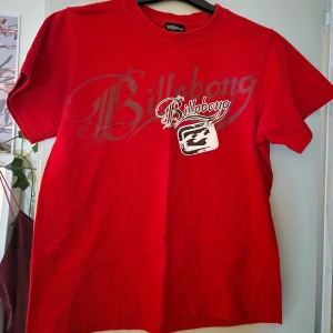 Billabong tshirt - En fin röd Billabong tshirt i storlek M.