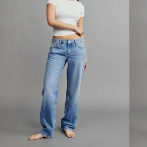 Low Waist jeans  - Low Waist jeans dock ett hål längst ner på ena sidan 
