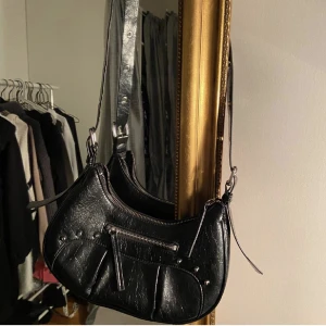 Svart banan väska - Säljer min fina väska, då den inte kommer till någon användning längre💕💕