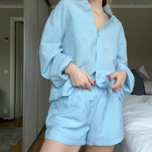 Superfin oversized ljusblå linneskjorta från Hanna Schönbergs kollektion med NA-KD. Är oanvänt då jag tyvärr inte passar så bra i ljusblått 🥲 säljer även matchande shorts.