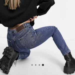 Jeans i mörk tvätt🖤 - Jeans från reclaimed vintage🖤🌪️ på mig sitter de mer oversized än på bilden, W28 längd 70 cm använda ett fåtal gånger så är i nyskick, pris kan diskuteras🫶🏼