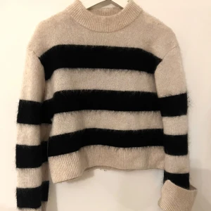 Randig stickad  - Knappt använd randig stickad tröja från H&M❤️‍🩹❤️‍🩹nypris 500kr