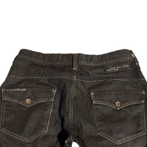 Svarta jeans  - Säljer nu mitt andra par jack and jones jeans med feta fickor och mycket detaljer! Använder bilderna från det gamla paret men vill ni ha bilder på detta par kan ni alltid skriva.
