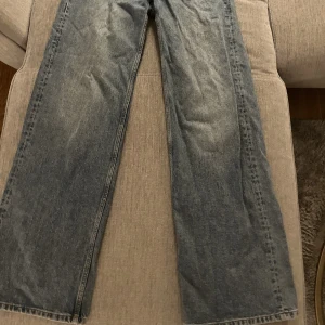 Raka jeans från Monki  - Raka blåa jeans från Monki. Knappt använda. Bra i längden. Storlek 26